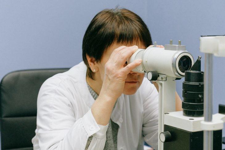 mujer microscopio