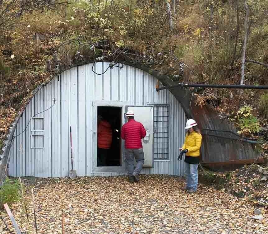 entrada al túnel en el permafrost de Alaska