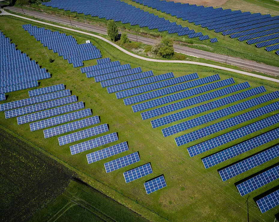 instalación de paneles solares en un campo