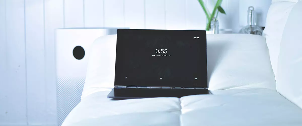 ordenador portátil sobre una cama