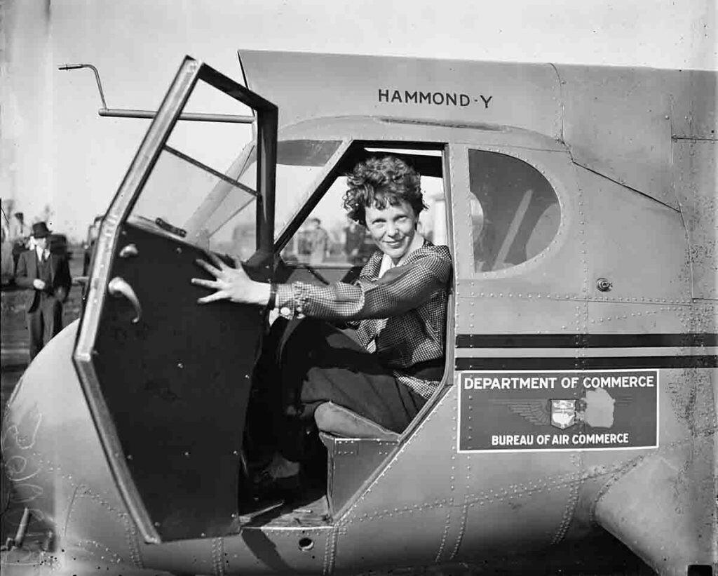 Amelia Earhart llevó a cabo numerosas iniciativas para facilitar el papel de la mujer en la aviación.