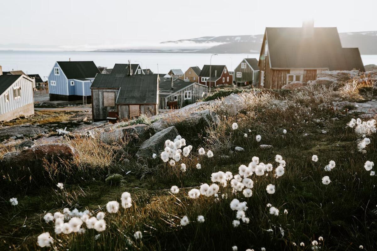 Pueblo de Groenlandia en primavera sin hielo
